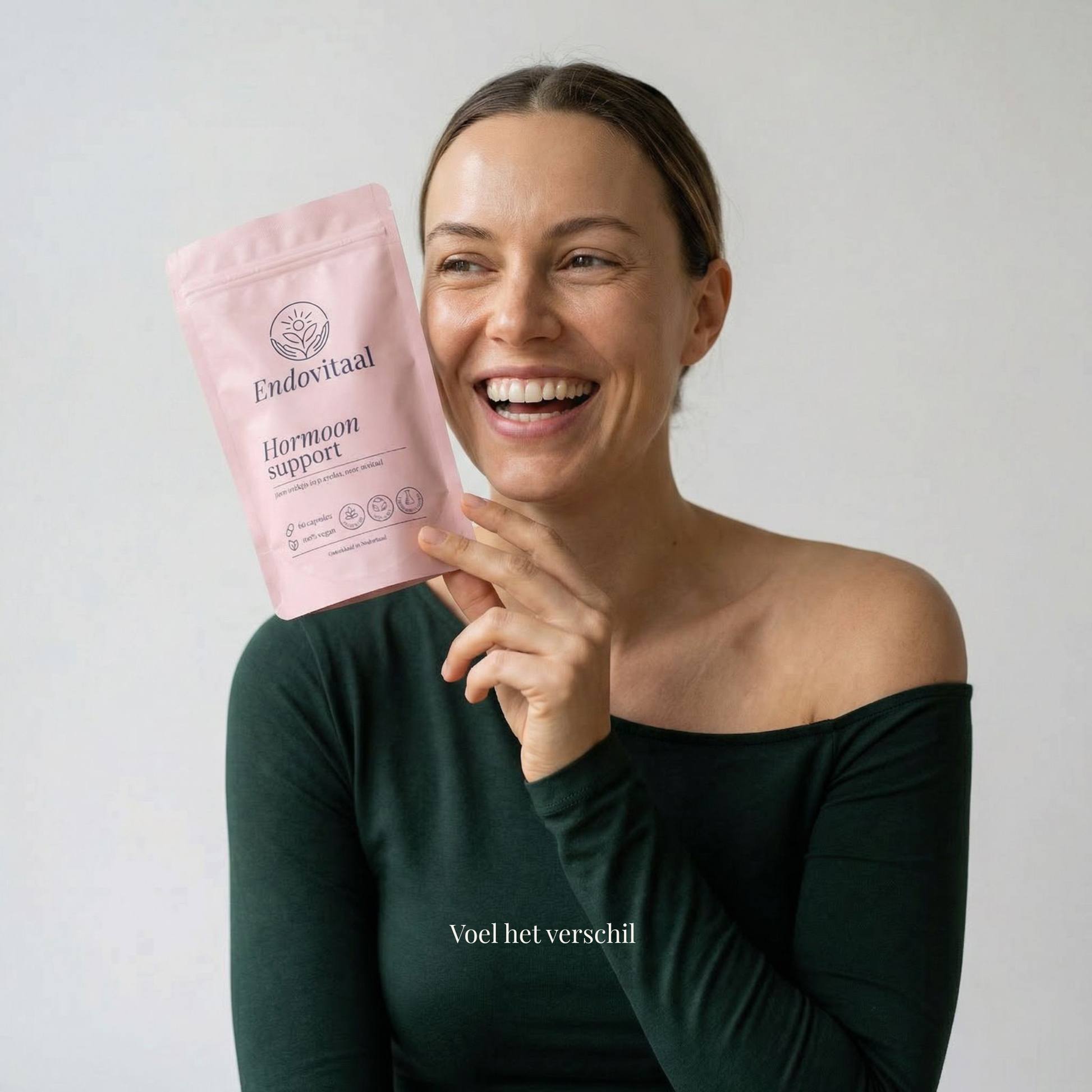 Vrouw neemt supplement bij endometriose 